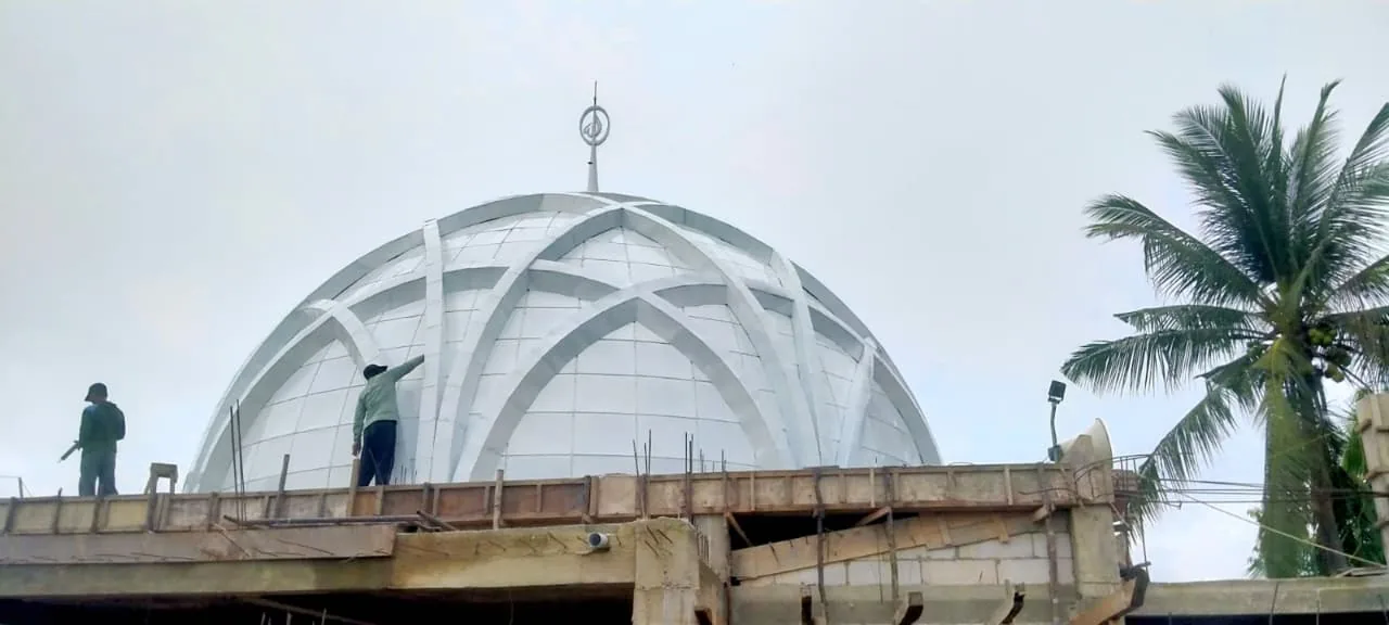 Proses pemasangan kubah masjid putih