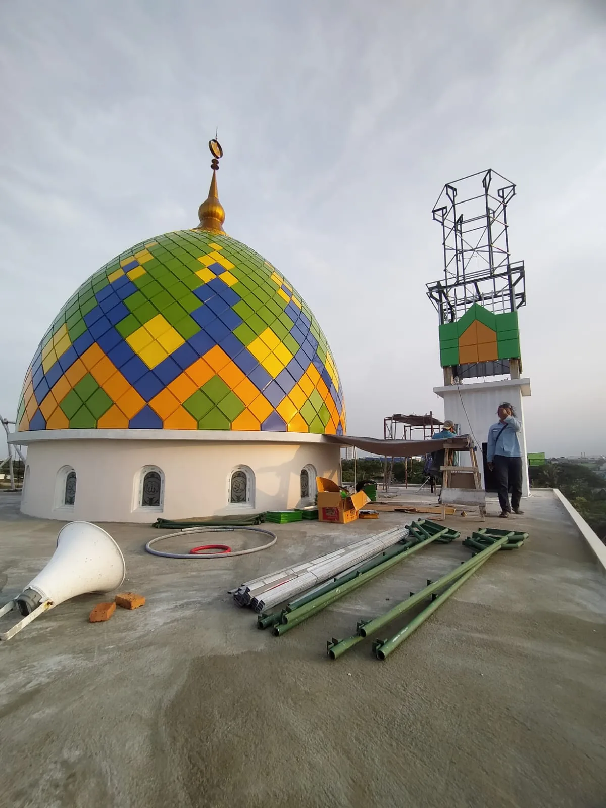 Proyek kubah masjid warna terpasang